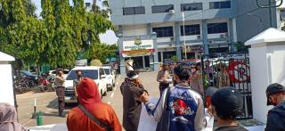 Grasi Gelar Unras Didepan Kantor Kejari Kota Bekasi, Terkait Tanah Kuburan 